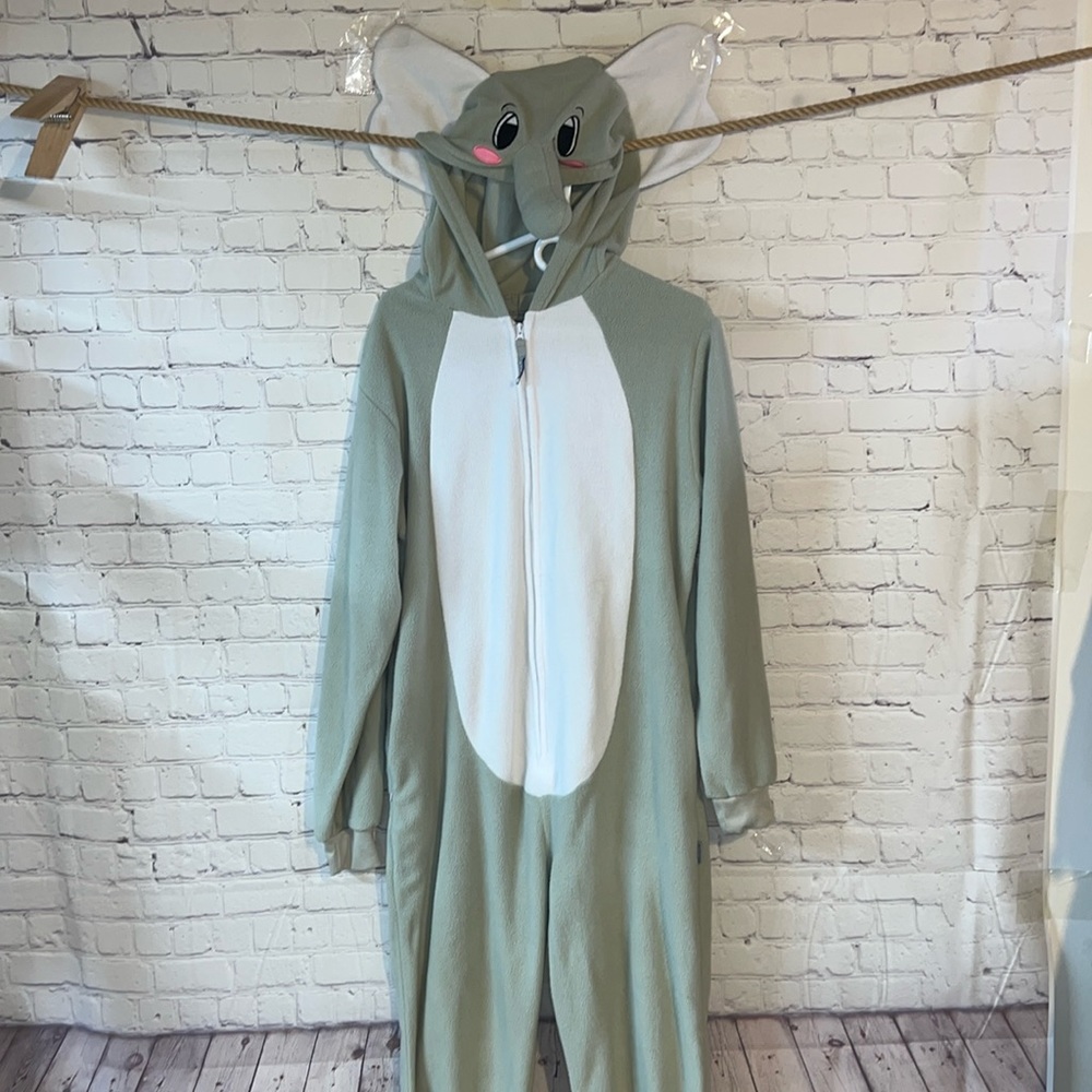 Elephant onesie for adult. ADORABLE ears and trunk. Even a wittle tail. Exc cond